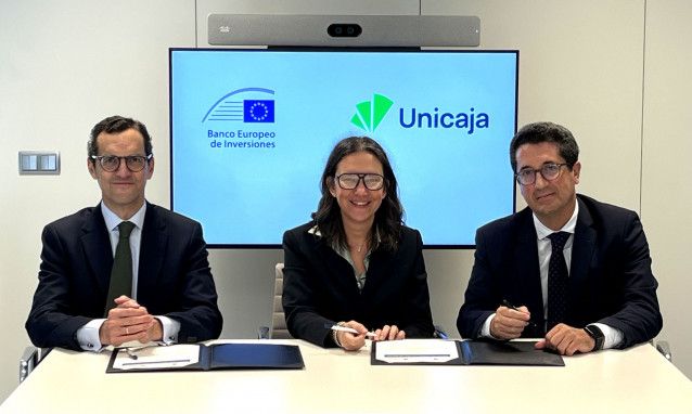 EL director general de Negocio de Empresas de Unicaja, Jesús Ruano; la directora de Instituciones Financieras del BEI, Gemma Feliciani y el director general de Riesgo de Crédito y ESG de Unicaja, Javier Pérez.