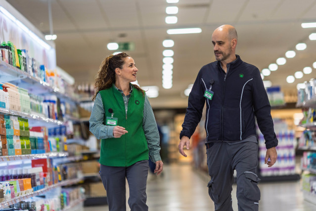 Archivo - Trabajadores de Mercadona.