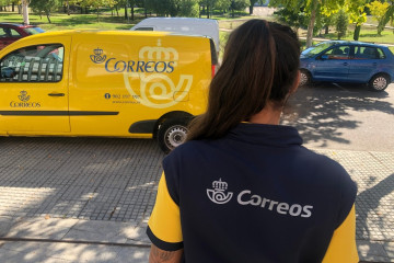 Archivo - Trabajadora de Correos