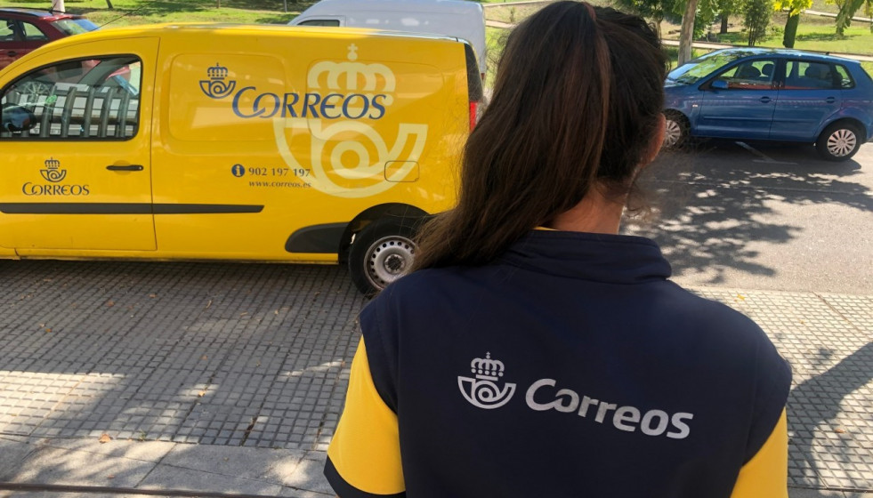 Archivo - Trabajadora de Correos