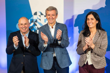 El secretario general del PP, Miguel Tellado, en la junta directiva del PPdeG junto al presidente de los populares gallegos, Alfonso Rueda, y la secretaria xeral, Paula Prado.