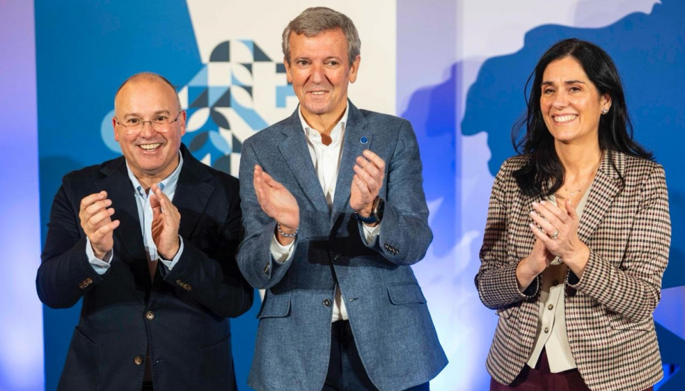 El secretario general del PP, Miguel Tellado, en la junta directiva del PPdeG junto al presidente de los populares gallegos, Alfonso Rueda, y la secretaria xeral, Paula Prado.