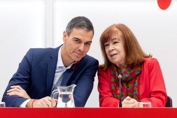 El presidente del Gobierno y secretario general del PSOE, Pedro Sánchez, y la presidenta del PSOE, Cristina Narbona, durante un acto por el centenario del fallecimiento de Pablo Iglesias, en la sede 