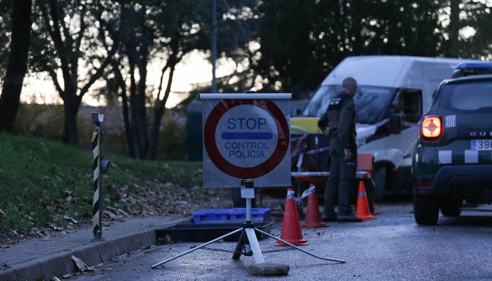 Control policial para limitar el acceso a la zona, a 1 de diciembre de 2025, en Barcelona, Catalunya (España). España ha vuelto a registrar casos de peste porcina africana, una enfermedad que no se 