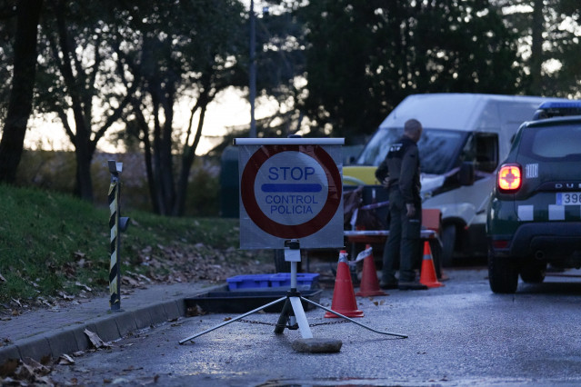 Control policial para limitar el acceso a la zona, a 1 de diciembre de 2025, en Barcelona, Catalunya (España). España ha vuelto a registrar casos de peste porcina africana, una enfermedad que no se detectaba en el país desde su erradicación en 1994. El fo