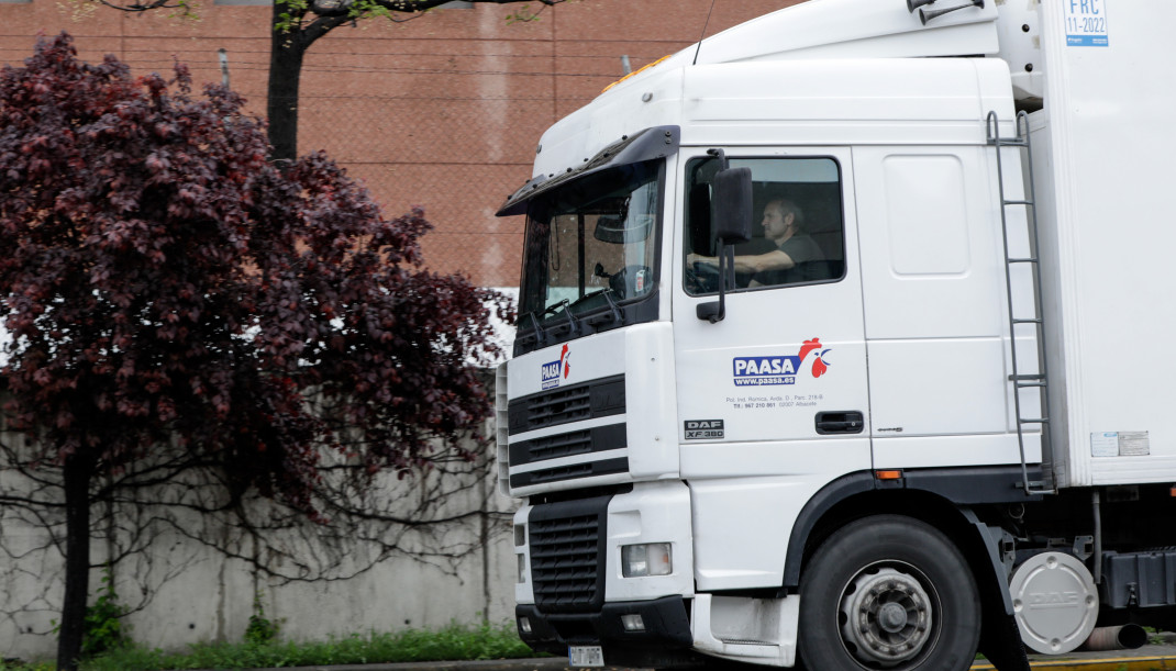 Archivo - Un transportista conduciendo un camión.