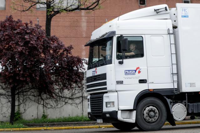 Archivo - Un transportista conduciendo un camión.