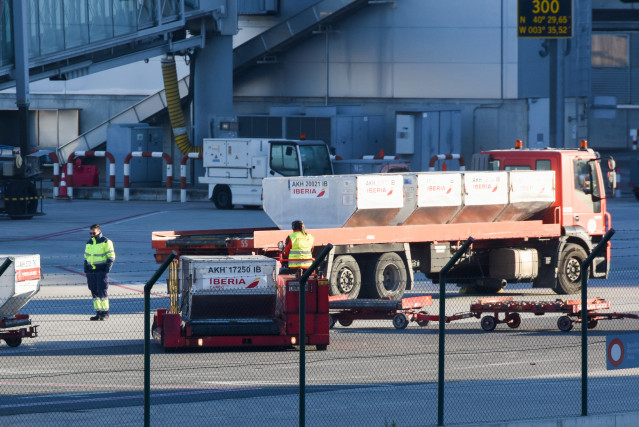 Archivo - Varios trabajadores de handling de Iberia durante el último día de la huelga del servicio, en el aeropuerto Adolfo Suárez Madrid-Barajas, a 8 de enero de 2024, en Madrid (España).