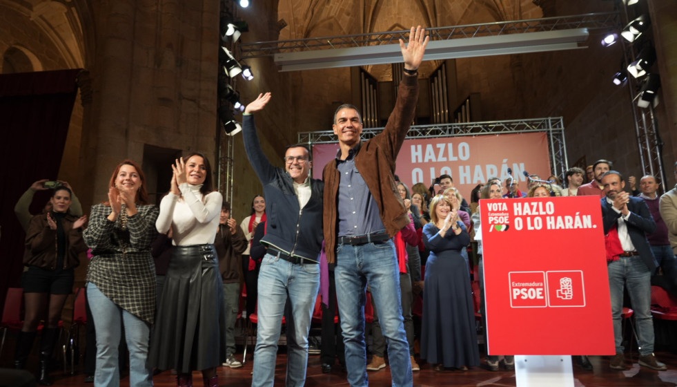 El candidato socialista a la Presidencia de la Junta, Miguel Ángel Gallardo, y el presidente del Gobierno, Pedro Sánchez, participan en un acto electoral, en el Complejo Cultural San Francisco, a 14