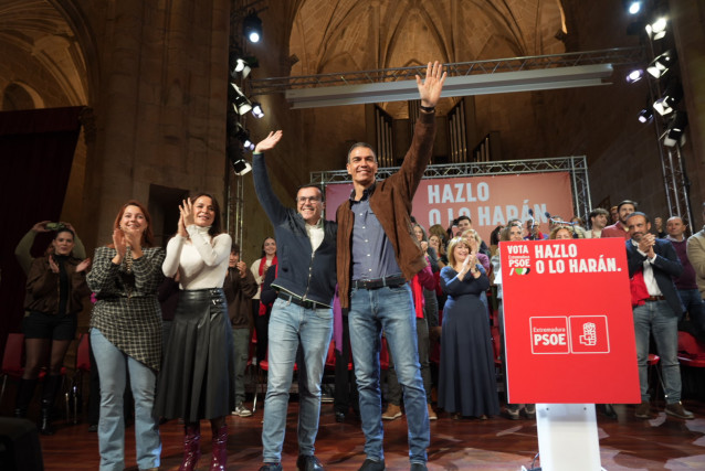 El candidato socialista a la Presidencia de la Junta, Miguel Ángel Gallardo, y el presidente del Gobierno, Pedro Sánchez, participan en un acto electoral, en el Complejo Cultural San Francisco, a 14 de diciembre de 2025, en Cáceres, Extremadura (España).