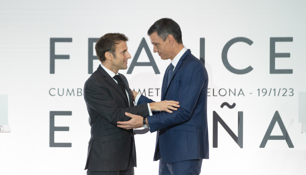 Archivo - El presidente de Francia, Emmanuel Macron (i) y el presidente del Gobierno, Pedro Sánchez (d), se abrazan tras la firma de un Tratado de Amistad entre sus respectivos países, durante la XX