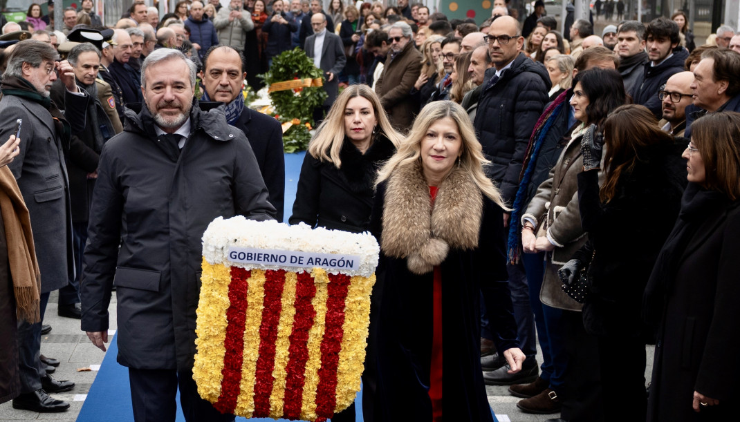 El presidente del Gobierno de Aragón, Jorge Azcón, acompañado de la vicepresidenta, Mar Vaquero, y de los consejeros José Luis Bancalero y Claudia Pérez Forniés en la ofrenda de  homenaje al Jus