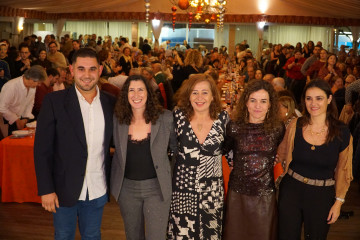 La secretaria general del PSIB-PSOE, Francina Armengol, y la secretaria general de la Federació Socialista de Mallorca (FSM), Amanda Fernández, junto a otros representantes socialistas en la cena de