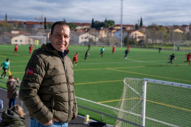 El candidato de Vox a la Presidencia de la Junta de Extremadura, Óscar Fernández calle, pasa la jornada de reflexión en un partido de fútol infantil