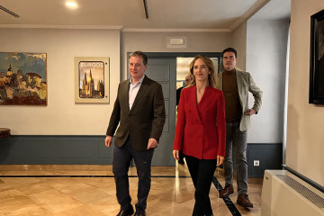 Álvarez de Toledo  con el presidente provincia del PP de Burgos, Borja Suárez, y el diputado Ángel Ibáñez