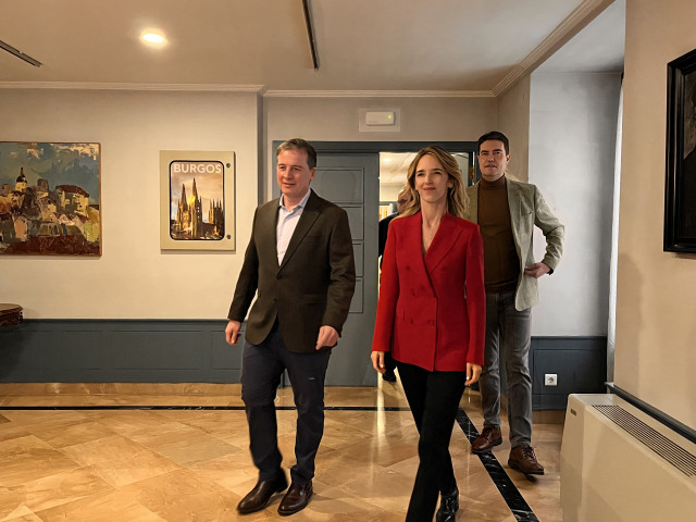 Álvarez de Toledo  con el presidente provincia del PP de Burgos, Borja Suárez, y el diputado Ángel Ibáñez