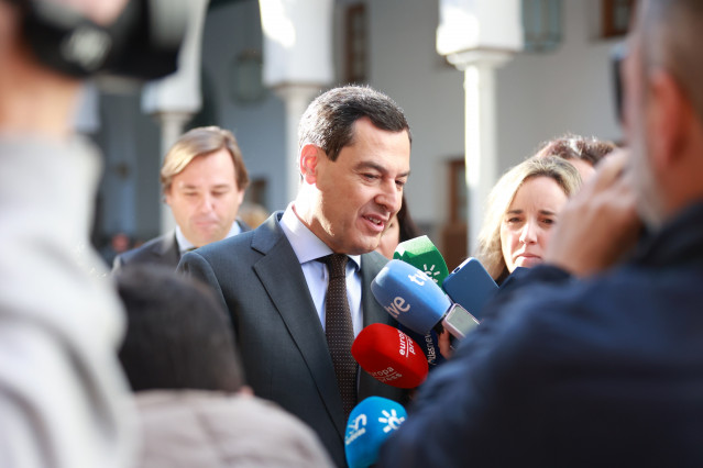 El presidente de la Junta de Andalucía, Juanma Moreno, atiende a los medios en el pleno del Parlamento andaluz. A 18 de diciembre de 2025, en Sevilla (Foto de archivo).