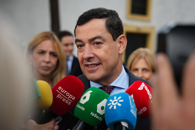 El presidente de la Junta de Andalucía, Juanma Moreno, atiende a los medios tras finalizar el encuentro informativo organizado por Europa Press Andalucía titulado ‘Autónomos y emprendedores impulsan la Andalucía del futuro’ en Jerez. (Foto de archivo).