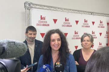 La coordinadora general de IU Aragón, Marta Abengochea, junto al diputado Álvaro Sanz y la esponsable de Derechos Sociales y Feminismo de IU Aragón, Marga Deyá.