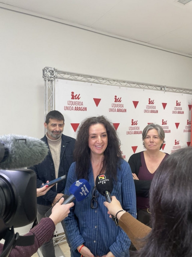 La coordinadora general de IU Aragón, Marta Abengochea, junto al diputado Álvaro Sanz y la esponsable de Derechos Sociales y Feminismo de IU Aragón, Marga Deyá.