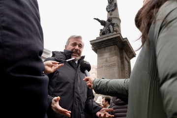 El presidente Azcón frente al monumento al Justicia.