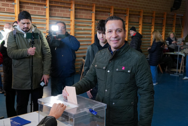 El candidato de Vox a la Presidencia de la Junta de Extremadura, Óscar Fernández Calle, vota en las elecciones autonómicas de este 21D