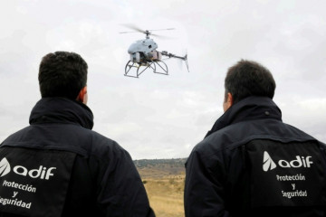 Archivo - Personal de seguridad de Adif trabajando con un dron