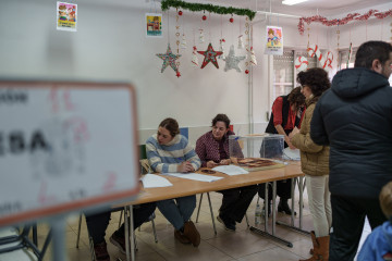Ciudadanos ejercen su derecho al voto con motivo de las elecciones autonómicas en Extremadura en un colegio electoral, a 21 de diciembre de 2025, en Mérida, Badajoz, Extremadura (España)