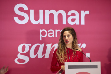 La coordinadora general de Sumar, Lara Hernández, durante la conferencia política de Sumar, en el Colegio Oficial de Aparejadores y Arquitectos Técnicos de Madrid, a 22 de noviembre de 2025, en Mad
