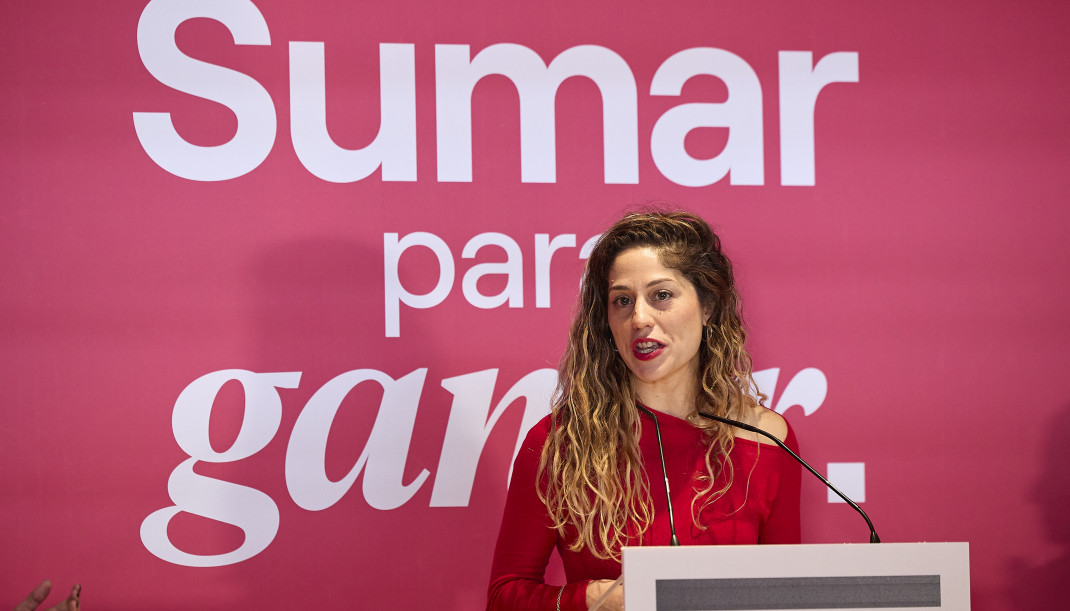 La coordinadora general de Sumar, Lara Hernández, durante la conferencia política de Sumar, en el Colegio Oficial de Aparejadores y Arquitectos Técnicos de Madrid, a 22 de noviembre de 2025, en Mad