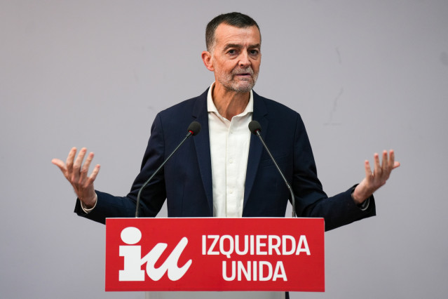 El coordinador federal de IU y candidato a la Presidencia de la Junta por la coalición Por Andalucía, Antonio Maíllo, ofrece una rueda de prensa, a 17 de diciembre de 2025 en Sevilla (Andalucía, España).