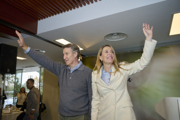 María Guardiola y el presidente del Partido Popular, Alberto Núñez Feijóo durante un mitin del PP, a 4 de diciembre de 2025, en Don Benito, Badajoz. Archivo.