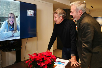 El líder del PP, Alberto Núñez Feijóo, felicita por videoconferencia a la candidata 'popular' en las elecciones a la Junta de Extremadura, María Guardiola, junto al presidente del PP en Aragón, 