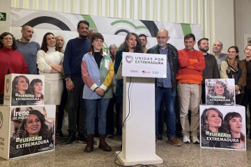 Irene de Miguel junto a miembros de su candidatura tras conocer los resultados de las elecciones autonómicas