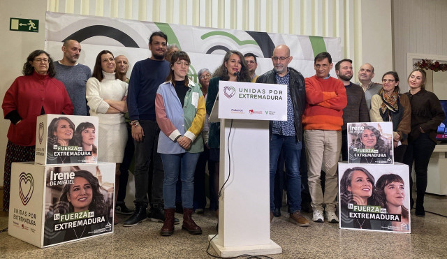 Irene de Miguel junto a miembros de su candidatura tras conocer los resultados de las elecciones autonómicas