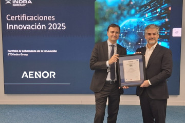 De izquierda a derecha, es: Joaquín Ponz, director de Portfolio y Gobernanza de la Innovación de Indra Group; y David de Pastors, Director de Evaluación de la Conformidad de AENOR.