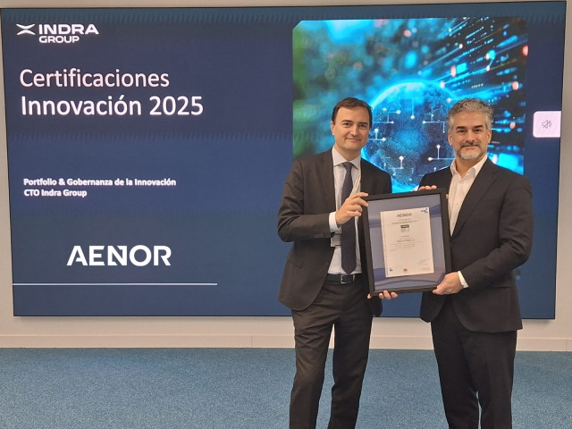 De izquierda a derecha, es: Joaquín Ponz, director de Portfolio y Gobernanza de la Innovación de Indra Group; y David de Pastors, Director de Evaluación de la Conformidad de AENOR.