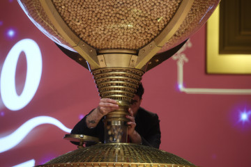 EuropaPress 7183436 varias personas rellenan bombos sorteo extraordinario loteria navidad 2025