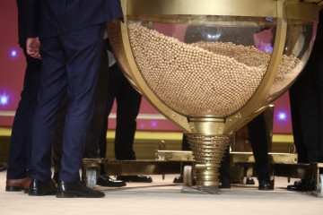 EuropaPress 7183437 varias personas rellenan bombos sorteo extraordinario loteria navidad 2025