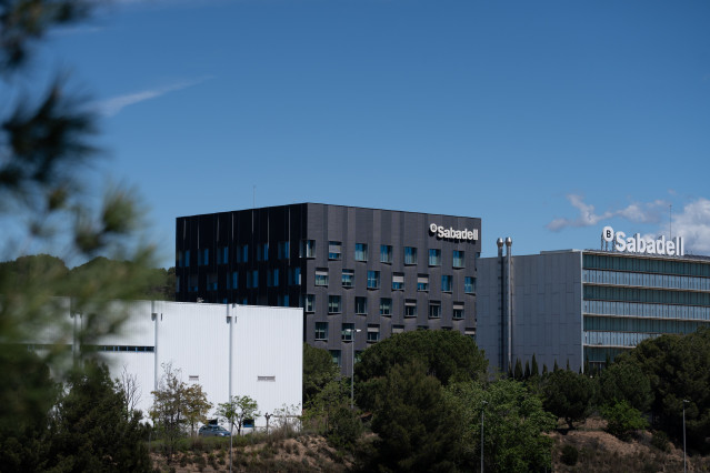 Archivo - Exterior de la sede de Banco Sabadell.