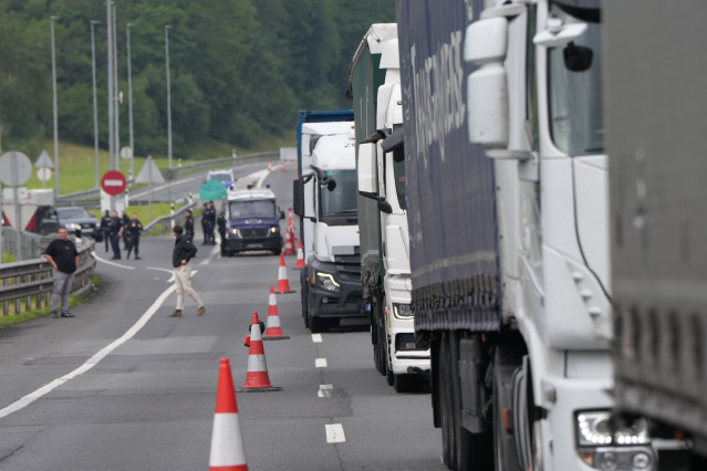 Archivo - Imagen de arhivo de camiones en un atasco tras el corte de la carretera durante una protesta en la frontera de agricultores en la frontera entre España y Francia, en Biriatou