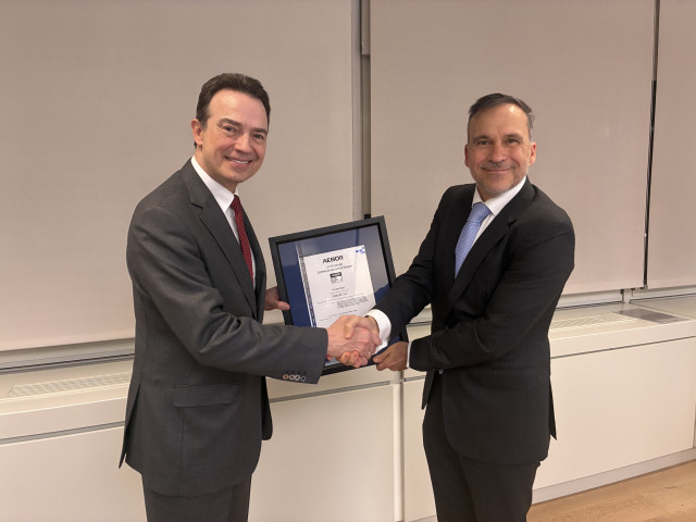 El consejero delegado de Enagás (a la izquierda), Arturo Gonzalo, recoge la certificación en Gestión de Riesgos de manos del consejero delegado de Aenor, Rafael García Meiro.