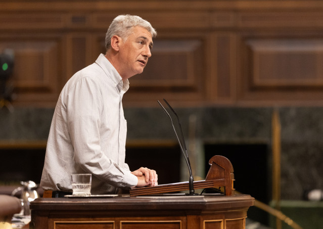Archivo - El diputado de GEH Bildu, Oskar Matute, durante una sesión plenaria, en el Congreso de los Diputados, a 14 de octubre de 2025, en Madrid (España).