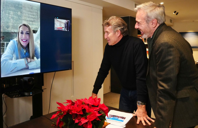 El líder del PP, Alberto Núñez Feijóo, felicita por videoconferencia a la candidata 'popular' en las elecciones a la Junta de Extremadura, María Guardiola, junto al presidente del PP en Aragón, Jorge Azcón