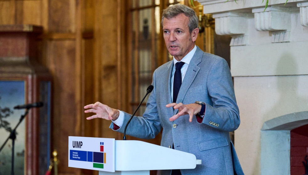 Archivo - El presidente de la Xunta, Alfonso Rueda, participa en Santander en una jornada organizada por la Universidad Internacional Menéndez Pelayo (UIMP).