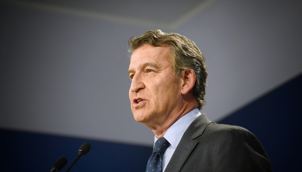Archivo - El presidente del Partido Popular, Alberto Núñez Feijóo, durante una rueda de prensa, en la sede del PP en Génova, a 12 de junio de 2025, en Madrid (España).