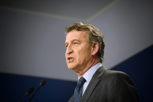 Archivo - El presidente del Partido Popular, Alberto Núñez Feijóo, durante una rueda de prensa, en la sede del PP en Génova, a 12 de junio de 2025, en Madrid (España).