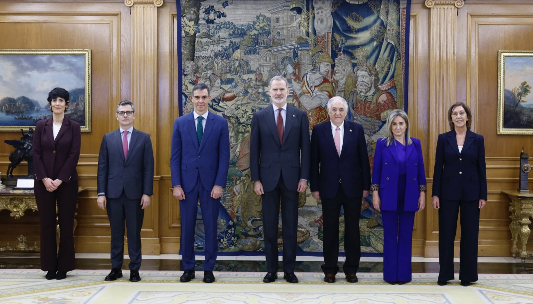 Las ministras Elma Saiz y Milagros Tolón prometen sus cargos ante Felipe VI.