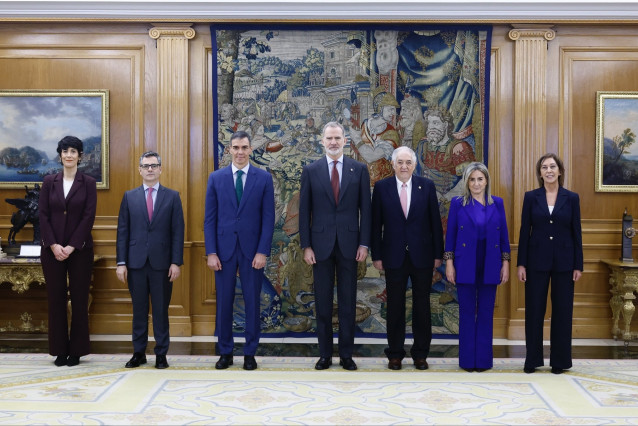 Las ministras Elma Saiz y Milagros Tolón prometen sus cargos ante Felipe VI.