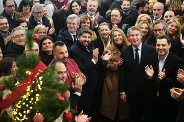 El líder del PP, Alberto Núñez Feijóo, 'barones' del partido y más cargos de la formación han recibido con fuertes aplausos a la presidenta de Extremadura en funciones y candidata a la reelecci�